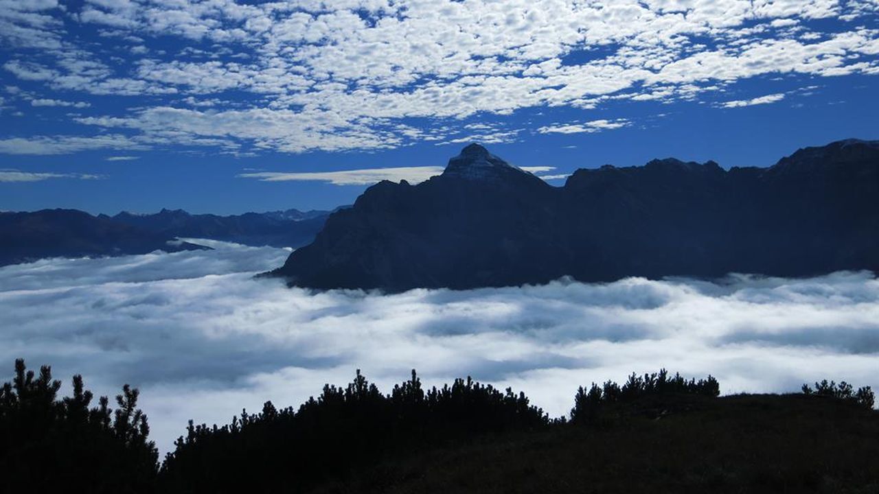 herbstlicher Hochnebel über dem Stubaital herbstlicher Hochnebel über dem Stubaital
